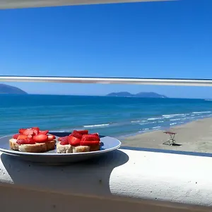 https://on-the-beach-stylish-apartment-with-free-p.albaniahotels.org